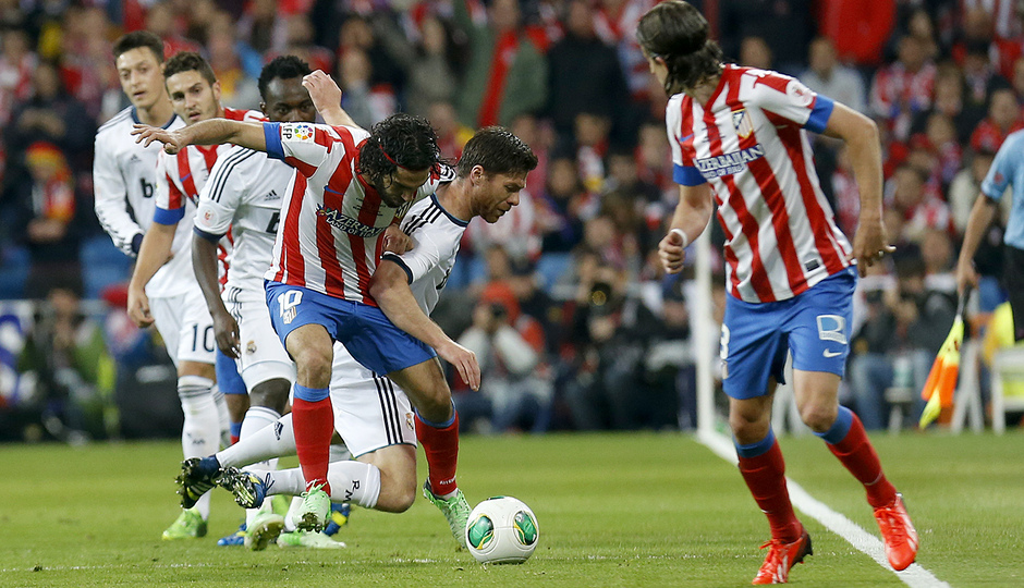 Temporada 12/13. Final Copa del Rey 2012-13. Real Madrid - Atlético de Madrid. Arda Turan intenta controlar el cuero ante la mirada de Filipe Luis